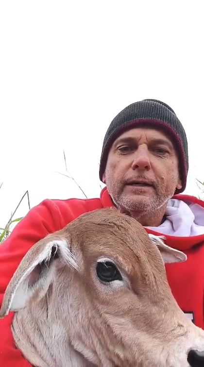 Agnaldo Baraldi conversando durante o trabalho no campo