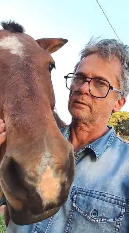 Agnaldo Baraldi ao lado de um cavalo