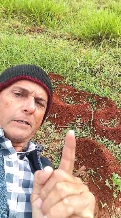 Agnaldo Baraldi mostrando o solo da propriedade